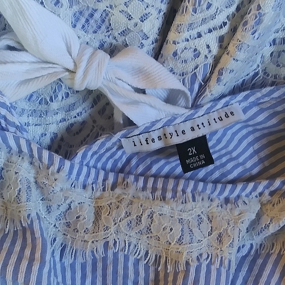 Lace trim flutter sleeve striped flowy blouse with rear eyelet tie detail - Picture 7 of 8